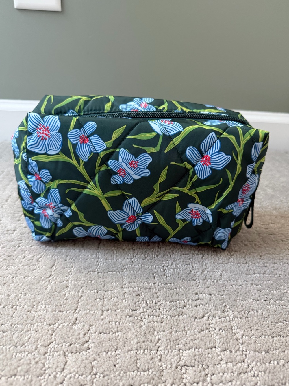 NWT Vera Bradley Essential Medium Lightweight Cosmetic Case in Charlotte Stems